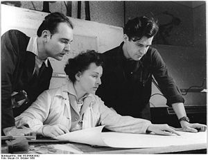 Bundesarchiv Bild 183-05896-0002, Konstrukteure mit Risszeichnung.jpg