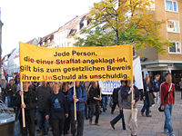 Jede Person, gilt bis zum gesetzlichen Beweis ihrer Unschuld als schuldig.